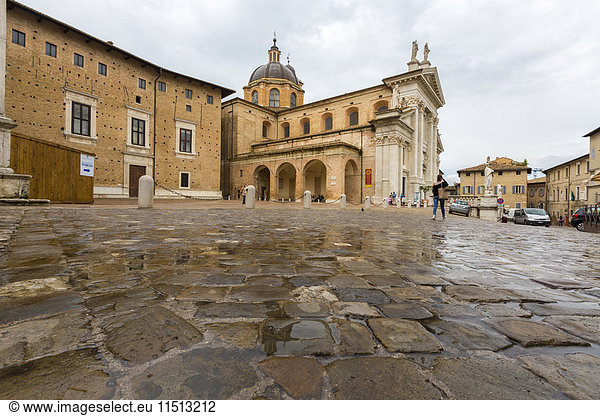 View of the arcades beside the ancient Duomo and Palazzo Ducale  Urbino  Province of Pesaro  Marche  Italy  Europe