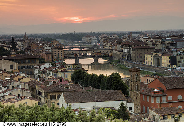 View of the Arno River and Ponte Vecchio at sunset from Piazzale Michelangelo  Florence  Tuscany  Italy  Europe