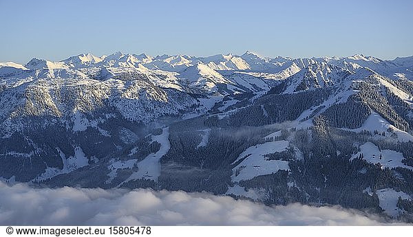 View over Brixental  mountain panorama in winter  cloud cover in the valley  SkiWelt Wilder Kaiser Brixental ski area  Brixen im Thale  Tyrol  Austria  Europe