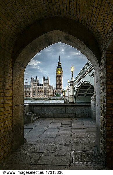 View through archway onto Westminster Bridge with Thames and Palace of Westminster  Houses of Parliament  Big Ben  at dusk  City of Westminster  London  England  Great Britain