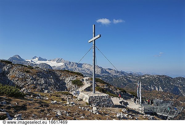 Viewpoint Five Fingers with pioneer cross  and High Dachstein  Dachstein massif  Krippenstein  Obertraun  Salzkammergut  Upper Austria  Austria  Europe