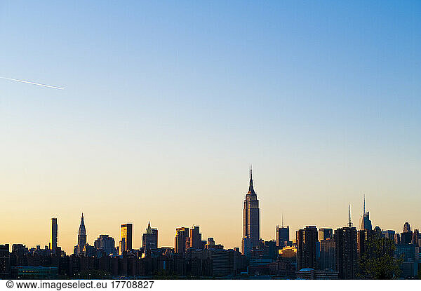 Views Of Manhattan And The Empire State Building From East River State Park At Dusk  Williamsburg  Brooklyn  New York  Usa