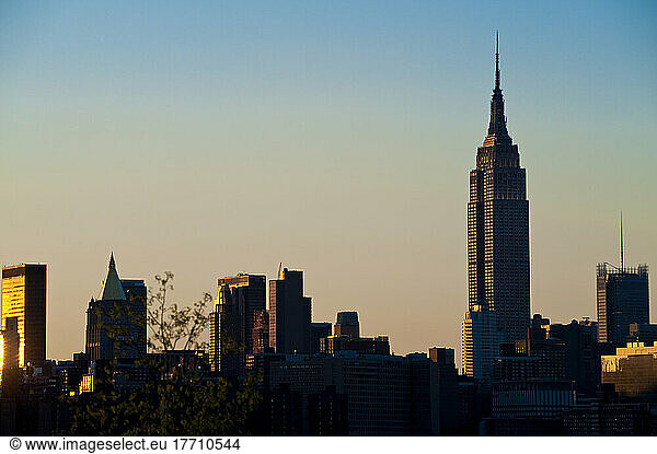 Views Of Manhattan And The Empire State Building From East River State Park At Dusk  Williamsburg  Brooklyn  New York  Usa