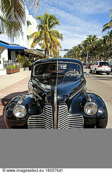 Vintage cars  Art Deco District around Ocean Drive in Miami Beach  Miami Beach  Florida  USA  North America