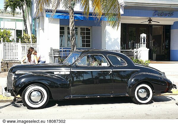 Vintage cars  Art Deco District around Ocean Drive in Miami Beach  Miami Beach  Florida  USA  North America