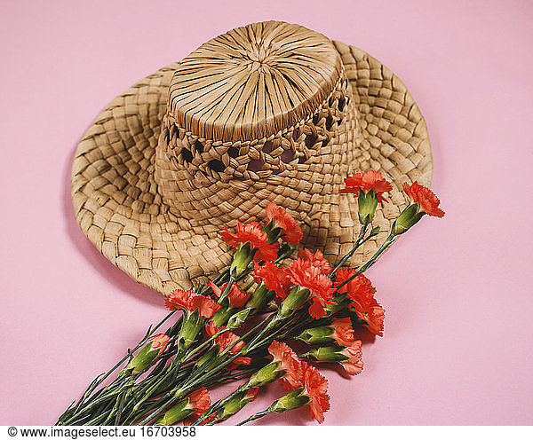 Vintage-Hut mit Nelkenstrauß aus Blumen