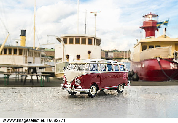 Vintage Miniatur Volkswagen Mini-Bus Wohnmobil im Freien in städtischer Atmosphäre
