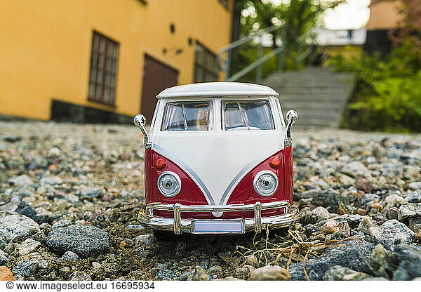 Vintage Miniatur Volkswagen Mini-Bus Wohnmobil im Freien in städtischer Atmosphäre