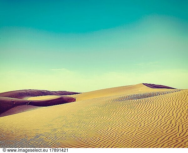 Vintage Retro-Hipster-Stil Reise Bild der Dünen der Wüste Thar. Sam Sanddünen  Rajasthan  Indien  Asien