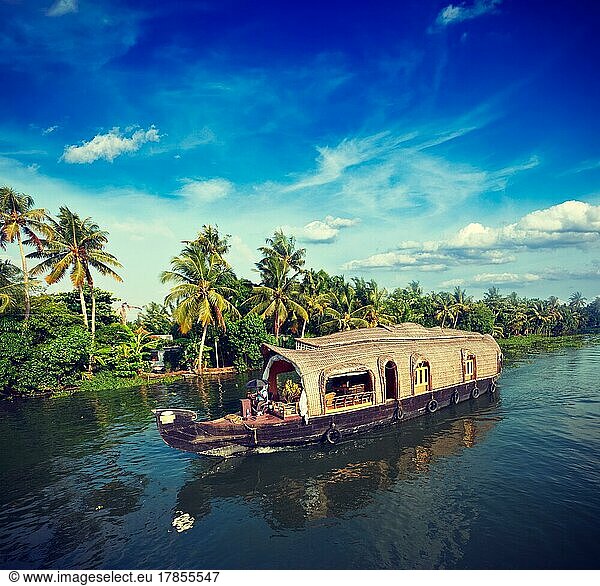Vintage Retro-Hipster-Stil Reise Bild von Kerala Reise Tourismus Hintergrund  Hausboot auf Kerala Backwaters. Kerala  Indien  Asien