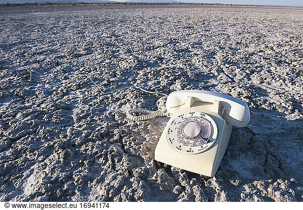 Vintage-Telefon auf Salzwiese oder Sand.