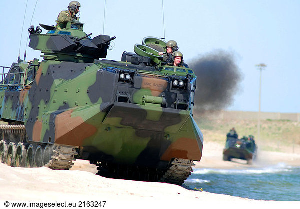 Virginia Beach,  VA.,  USA (Mai 01,  2007) - amphibische Angriff Vehicles (AAV) Manöver am Strand im Rahmen der Ausstellung ein Vergleich mit der Expeditionary Fighting Vehicle...