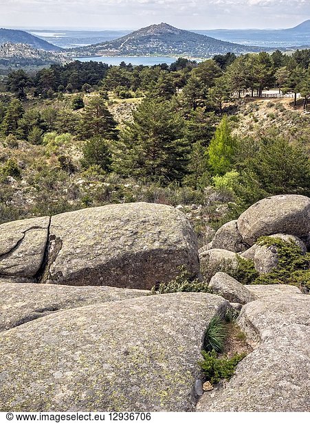 Vistas desde el Valle de la Barranca en la Sierra de Guadarrama y dentro del 'Parque regional de la cuenca alta del Manzanares' (reserva de la Biosfera por la UNESCO). Madrid. España.