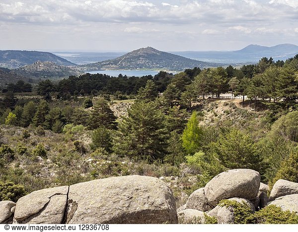 Vistas desde el Valle de la Barranca en la Sierra de Guadarrama y dentro del 'Parque regional de la cuenca alta del Manzanares' (reserva de la Biosfera por la UNESCO). Madrid. España.