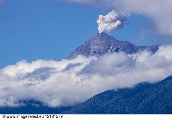 Volcán de Fuego  Antigua Guatemala  departamento de Sacatepéquez  República de Guatemala  América Central.