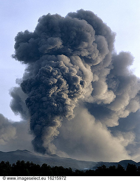 volcanic eruption  Mt. Etna  Sicily  Nov. 2002