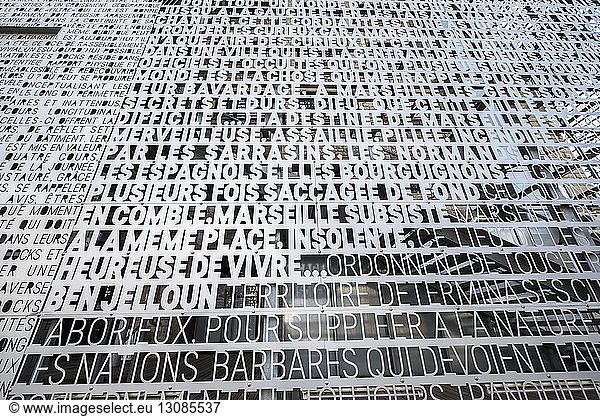 Vollbildaufnahme des Textes an der Wand in Les Docks de la Joliette