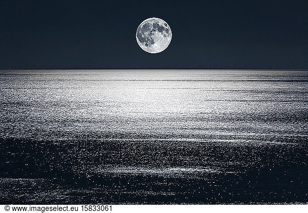 Vollmond geht über dem Mittelmeer unter
