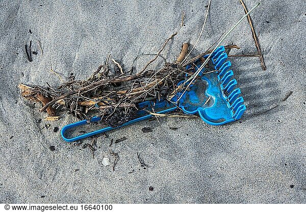 Vom Meer weggeworfenes Plastikspielzeug am Strand der Frischen Nehrung zwischen den Dörfern Katy Rybackie und Skowronki in der Danziger Bucht an der Ostsee  Polen.