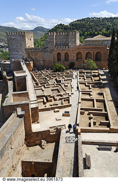 Vom Torre de la Vela auf die Alcazaba Alhambra Granada Andalusien Spanien Europa