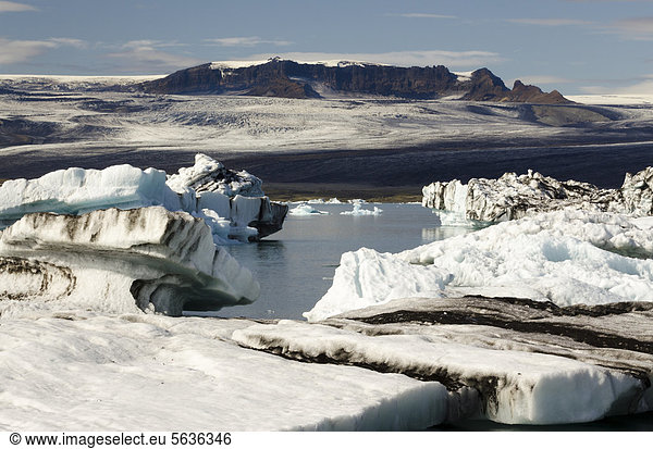 Von Asche teils schwarz gefärbte Eisberge  Gletscherlagune Jökuls·rlÛn  Vatnajökull Gletscher  Austurland  Ost-Island  Island  Europa