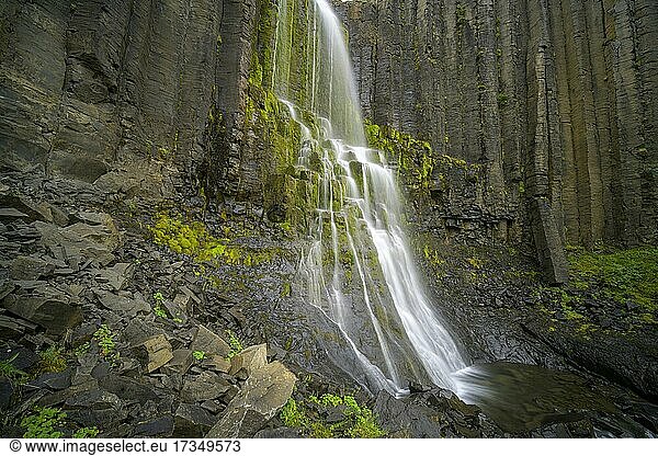 Von Basaltsäulen eingerahmter Wasserfall  Weg zum Stuðlagil Canyon  Egilsstaðir  Austurland  Island  Europa
