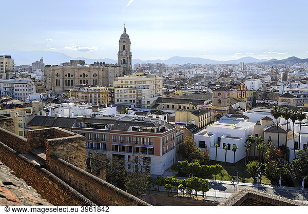 Von der Burg Alcazaba auf die Altstadt mit der Kathedrale  Malaga  Andalusien  Spanien  Europa