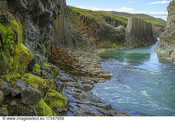Von Eisenoxid Orange eingefärbte Basaltsäulen  Stuðlagil Canyon  Egilsstaðir  Austurland  Island  Europa