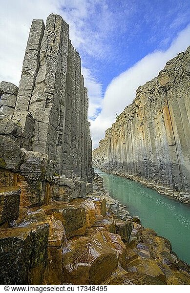 Von Eisenoxid Orange eingefärbte Basaltsäulen  Stuðlagil Canyon  Egilsstaðir  Austurland  Island  Europa