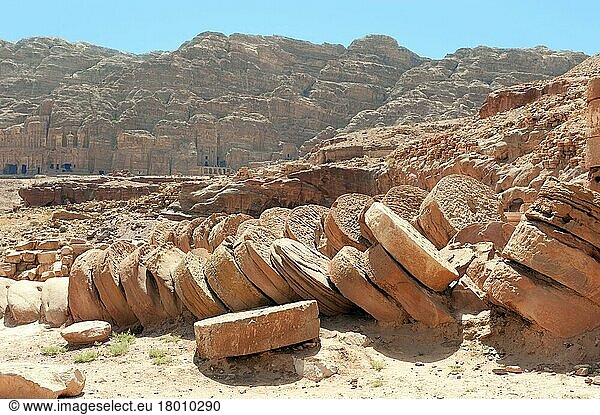 Von Erdbeben zerstörte Säulen  Blick auf Königswand  Großer Tempel  Archäologischer Park Petra  Felsenstadt Petra  Jordanien  Kleinasien  Asien