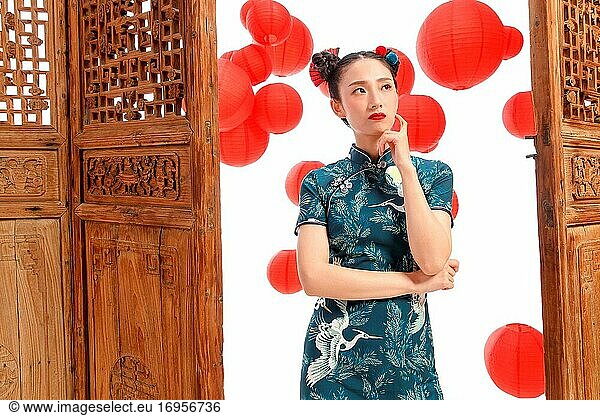 Vor dem chinesischen Stil zu stehen ist keine glückliche Frau