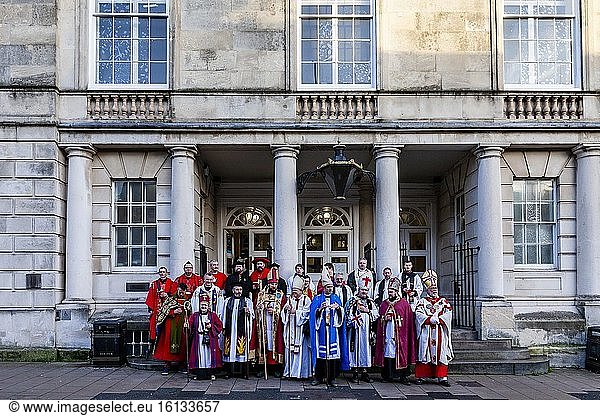 Vor den landesweit größten Feierlichkeiten in der Nacht des Freudenfeuers (Guy Fawkes) treffen sich Vertreter der sechs Feuerwerksvereine von Lewes zum alljährlichen Bishops Breakfast in den Kostümen der Geistlichen. Lewes  Sussex  Großbritannien.