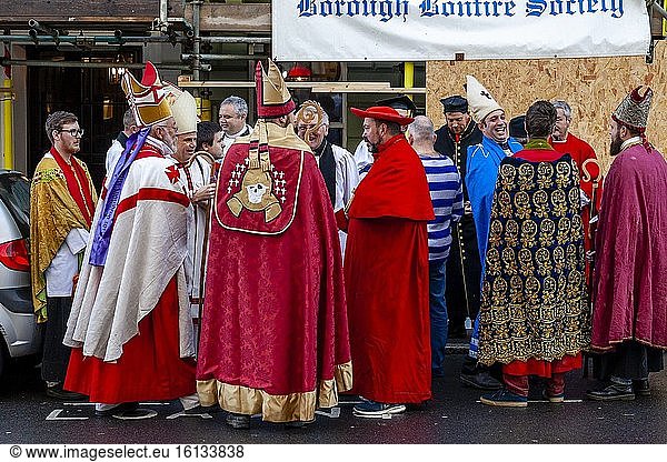 Vor den landesweit größten Feierlichkeiten in der Nacht des Freudenfeuers (Guy Fawkes) treffen sich Vertreter der sechs Feuerwerksvereine von Lewes zum alljährlichen Bishops Breakfast in den Kostümen der Geistlichen. Lewes  Sussex  Großbritannien.