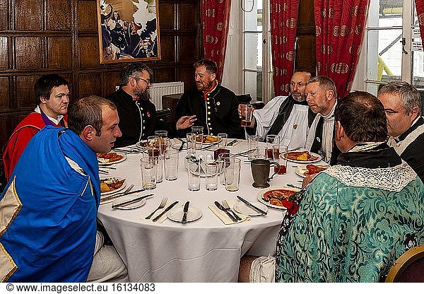 Vor den landesweit größten Feierlichkeiten in der Nacht des Freudenfeuers (Guy Fawkes) treffen sich Vertreter der sechs Feuerwerksvereine von Lewes zum alljährlichen Bishops Breakfast in den Kostümen der Geistlichen. Lewes  Sussex  Großbritannien.