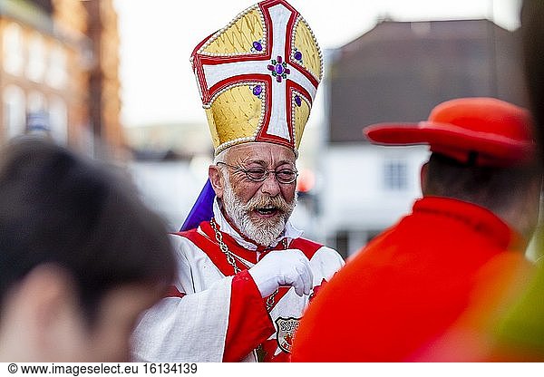 Vor den landesweit größten Feierlichkeiten in der Nacht des Freudenfeuers (Guy Fawkes) treffen sich Vertreter der sechs Feuerwerksvereine von Lewes zum alljährlichen Bishops Breakfast in den Kostümen der Geistlichen. Lewes  Sussex  Großbritannien.