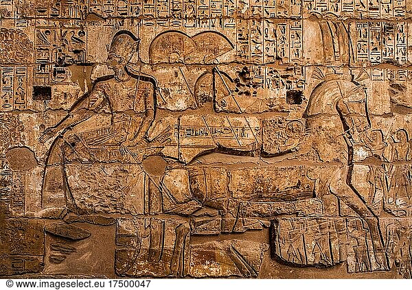 Vor Ramses III. im Streitwagen  werden abgeschnittene Hände seiner besiegten Feinde gezählt  Medinet Habu  Totentempel Ramses III. Luxor  Theben-West  Ägypten  Luxor  Theben  West  Ägypten  Afrika