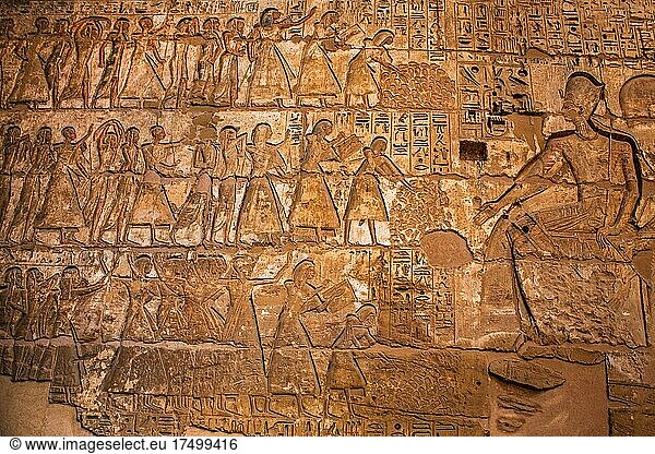 Vor Ramses III. werden abgeschnittene Hände seiner besiegten Feinde gezählt  Medinet Habu  Totentempel Ramses III. Luxor  Theben-West  Ägypten  Luxor  Theben  West  Ägypten  Afrika