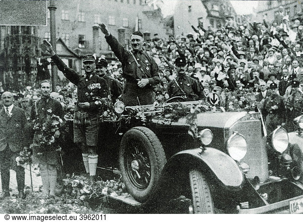 Vorbeimarsch an Adolf Hitler  links von Hitler Rudolf Hess  Hauptmann von Pfeffer und Julius Streicher in Nürnberg  Bayern  Deutschland  Europa  historische Aufnahme von 1937