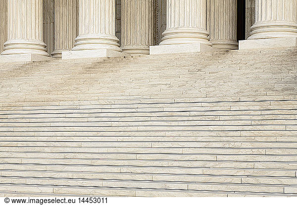 Vordere Stufen und Säulen des Obersten Gerichts