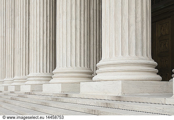 Vordere Stufen und Säulen des Obersten Gerichts