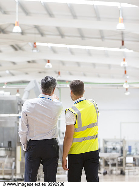 Vorgesetzter und Mitarbeiter im Gespräch im Lager