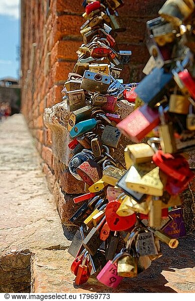 Vorhängeschlösser als Zeichen der Verbundenheit an der Brücke Ponte Scaligero  Verona  Veneto  Italien  Europa