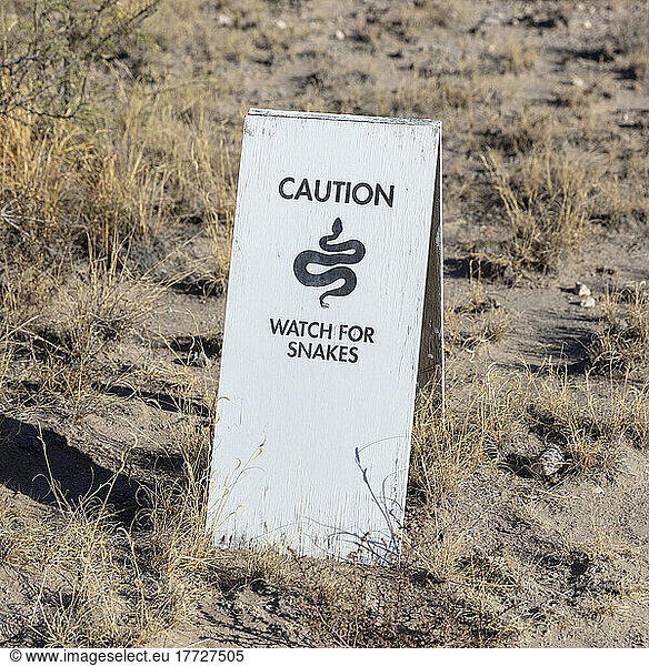 Vorsicht vor Schlangen Schild in der Wüste.
