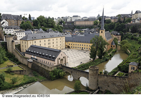 Vorstadt Grund mit Abtei Neumünster  Alzette  Blick vom Bockfelsen  Luxemburg  Europa
