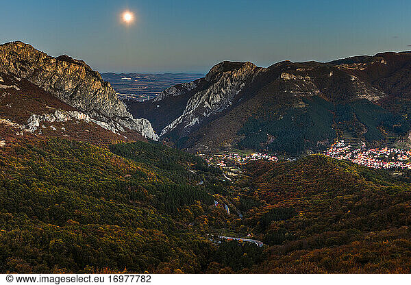 Vratsata-Schlucht - Mondaufgang über dem Balkangebirge nahe der Stadt Vratsa
