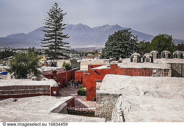 Vulkan Chachani vom Kloster Santa Catalina (Convento de Santa Catalina) aus gesehen  Arequipa  Peru