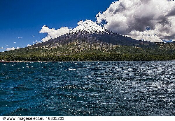 Vulkan Osorno vom Todos Los Santos See aus gesehen  Nationalpark Vicente Perez Rosales  Chilenische Seenplatte  Chile