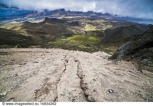 Vulkan Ruminahui  der direkte Weg den Vulkansandhang hinunter  Ecuador