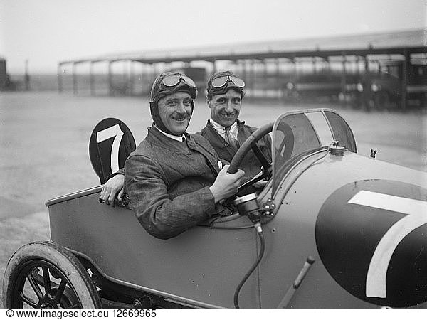 W Bickell in seinem Singer beim JCC 200-Meilen-Rennen  Brooklands  Surrey  1921. Künstler: Bill Brunell.