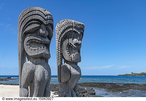 Wächterfiguren Tikis an der Bucht  Pu'uhonua O H?naunau National Historical Park  Big Island  Hawaii  USA  Nordamerika